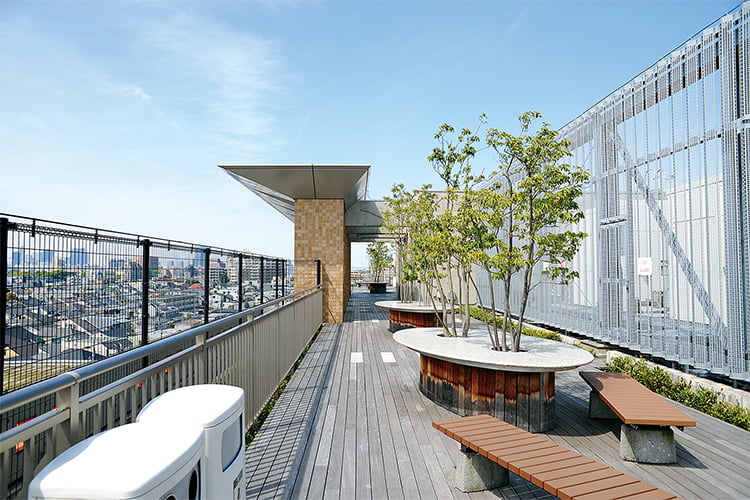 Từ sân hiên lát gỗ đầy phong cách có thể ngắm nhìn toàn cảnh trung tâm thành phố. Đây cũng là không gian nghỉ ngơi yêu thích của các bạn sinh viên.