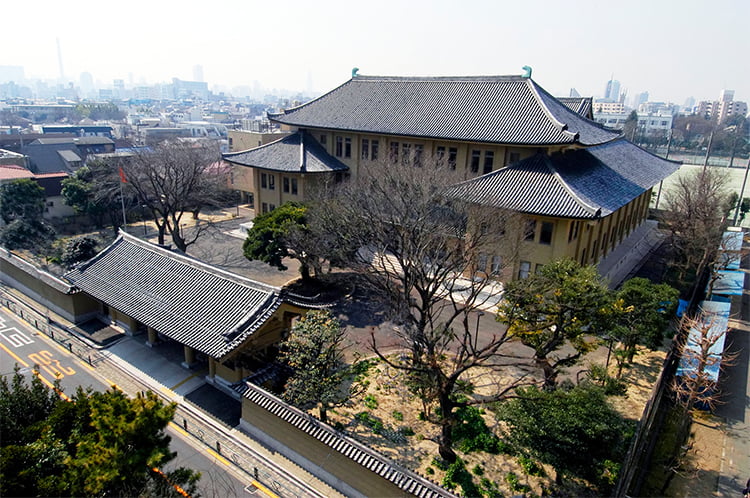 Hội trường Giáo dục Quốc tế là một công trình có giá trị cao cả về mặt lịch sử vì được cải tạo lại từ cơ sở đào tạo cũ của Bộ Ngoại giao. Hội trường cũng nổi tiếng là một trong những công trình tiêu biểu của ông Yoshikazu Uchida, và thường được giới thiệu trên các tạp chí ngành kiến trúc và sách hướng dẫn của quận Bunkyo. Hiện tại, tòa nhà này được sử dụng chủ yếu tổ chức các lớp học cho “Chương trình đào tạo tiếng Nhật đặc biệt” và “Ngành nghiên cứu đào tạo ngôn ngữ” của Khoa sau đại học.